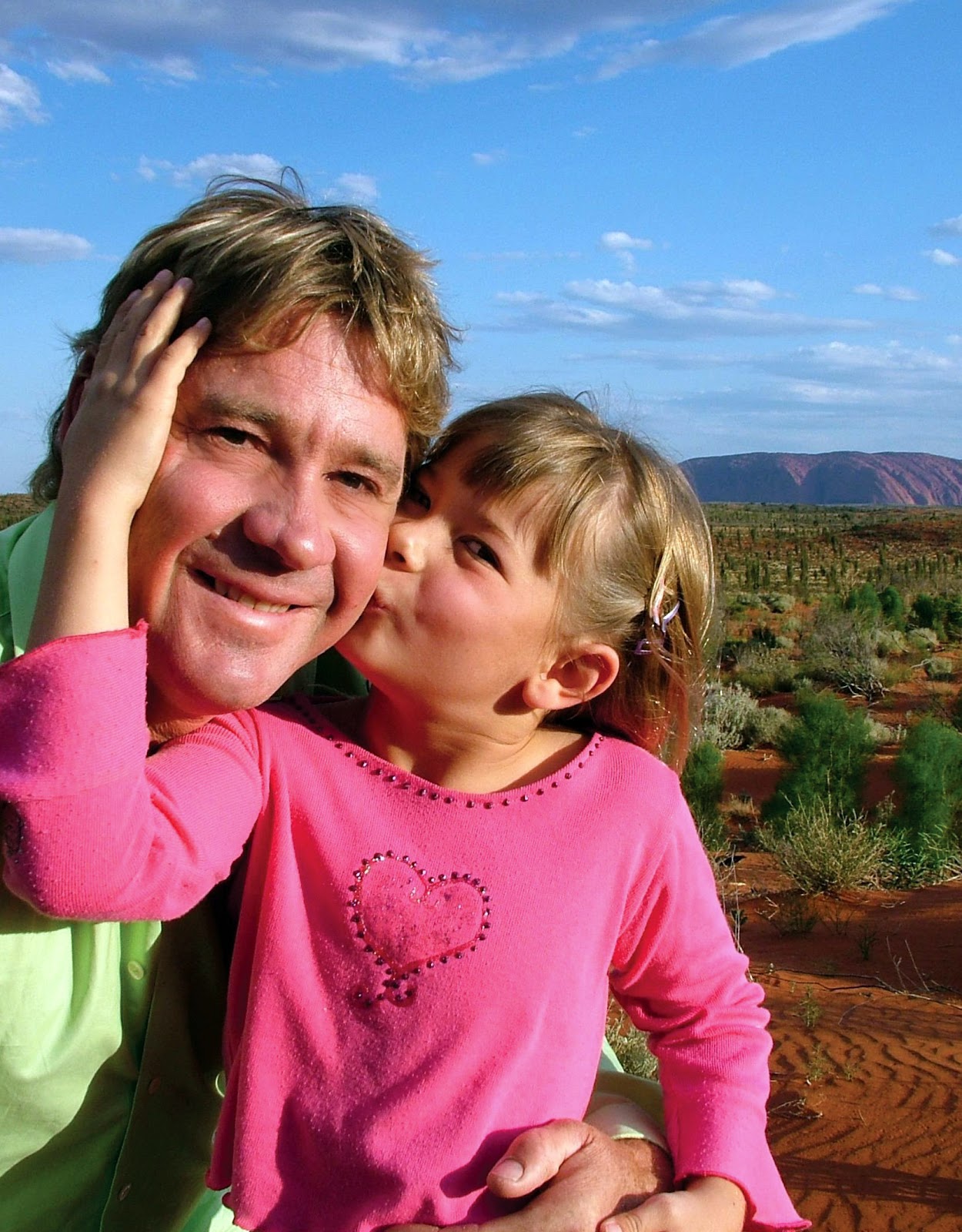 Steve Irwin and his daughter Bindi Irwin on October 2, 2006 in Uluru, Australia. | Source: Getty Images