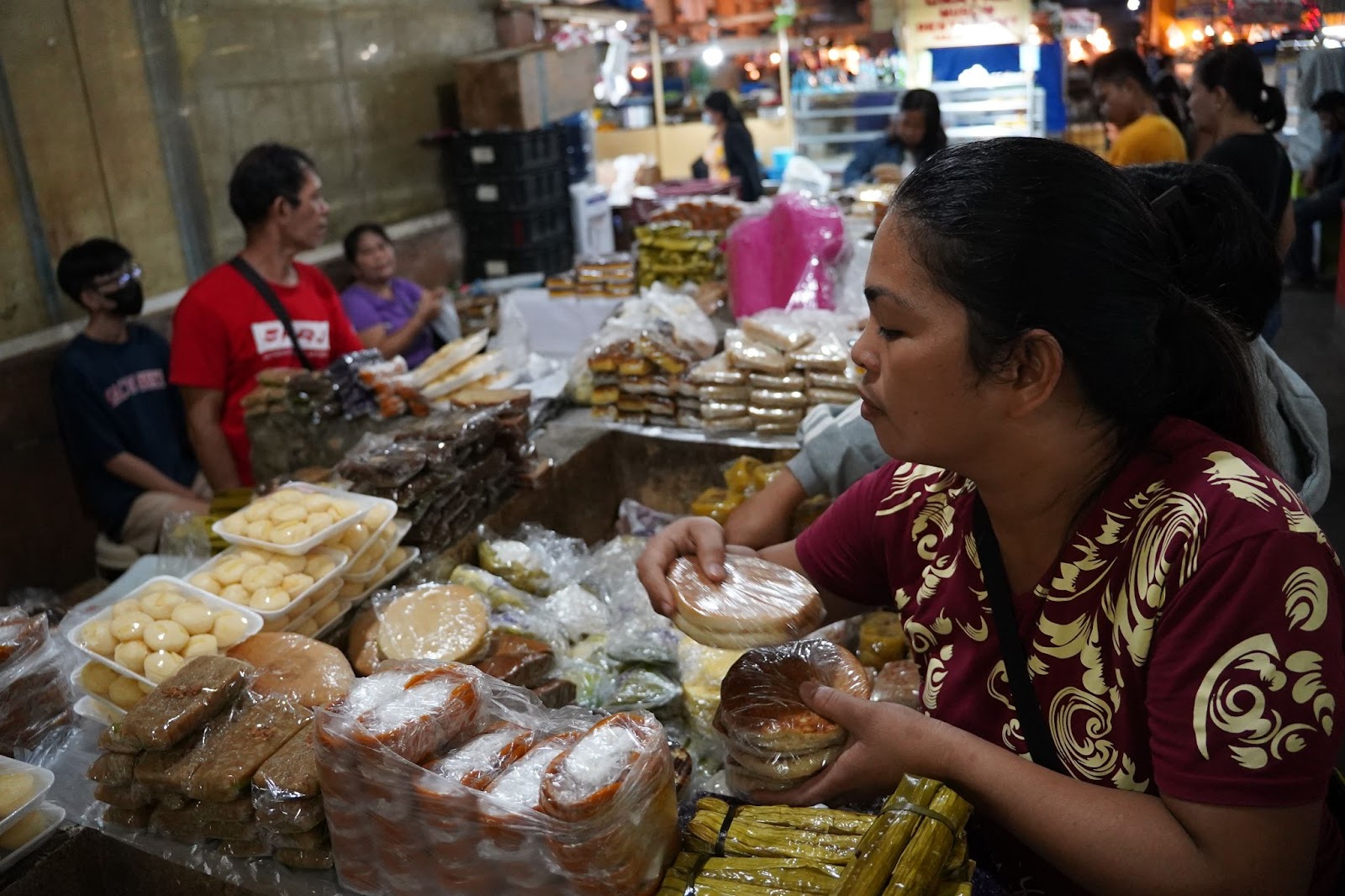 Jodelyn prepares her delicacies before the customers arrive.