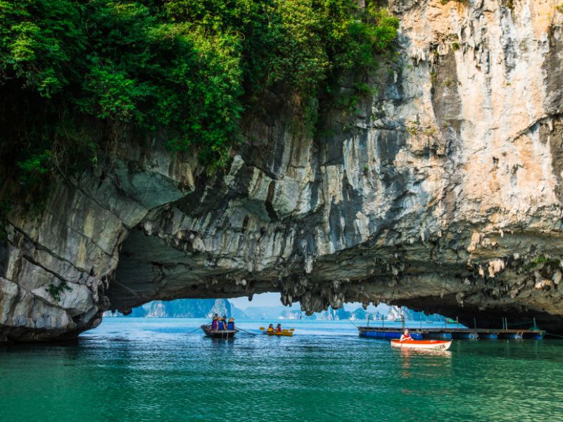 Tham quan hang động ở Hạ Long
