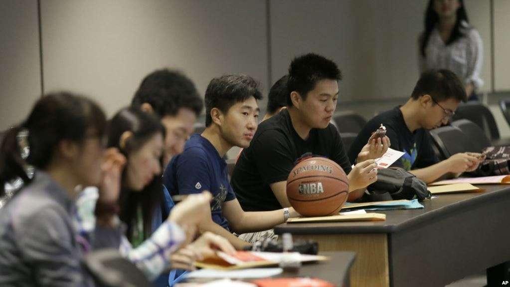 克萨斯大学达拉斯分校的中国学生参加新生入学培训(资料图)