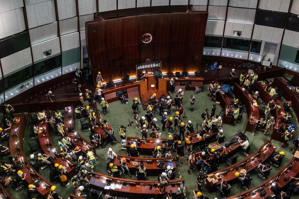 周一，抗议者占领香港立法会现场。