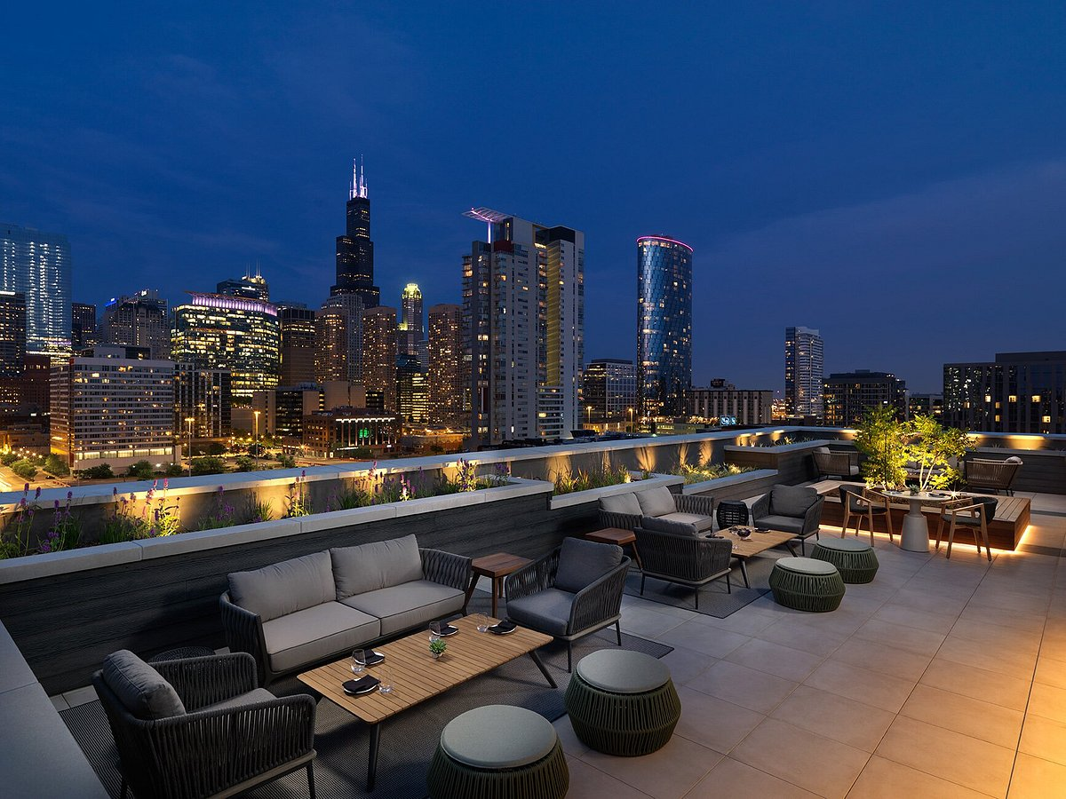 nobu hotel rooftop lounge in chicago