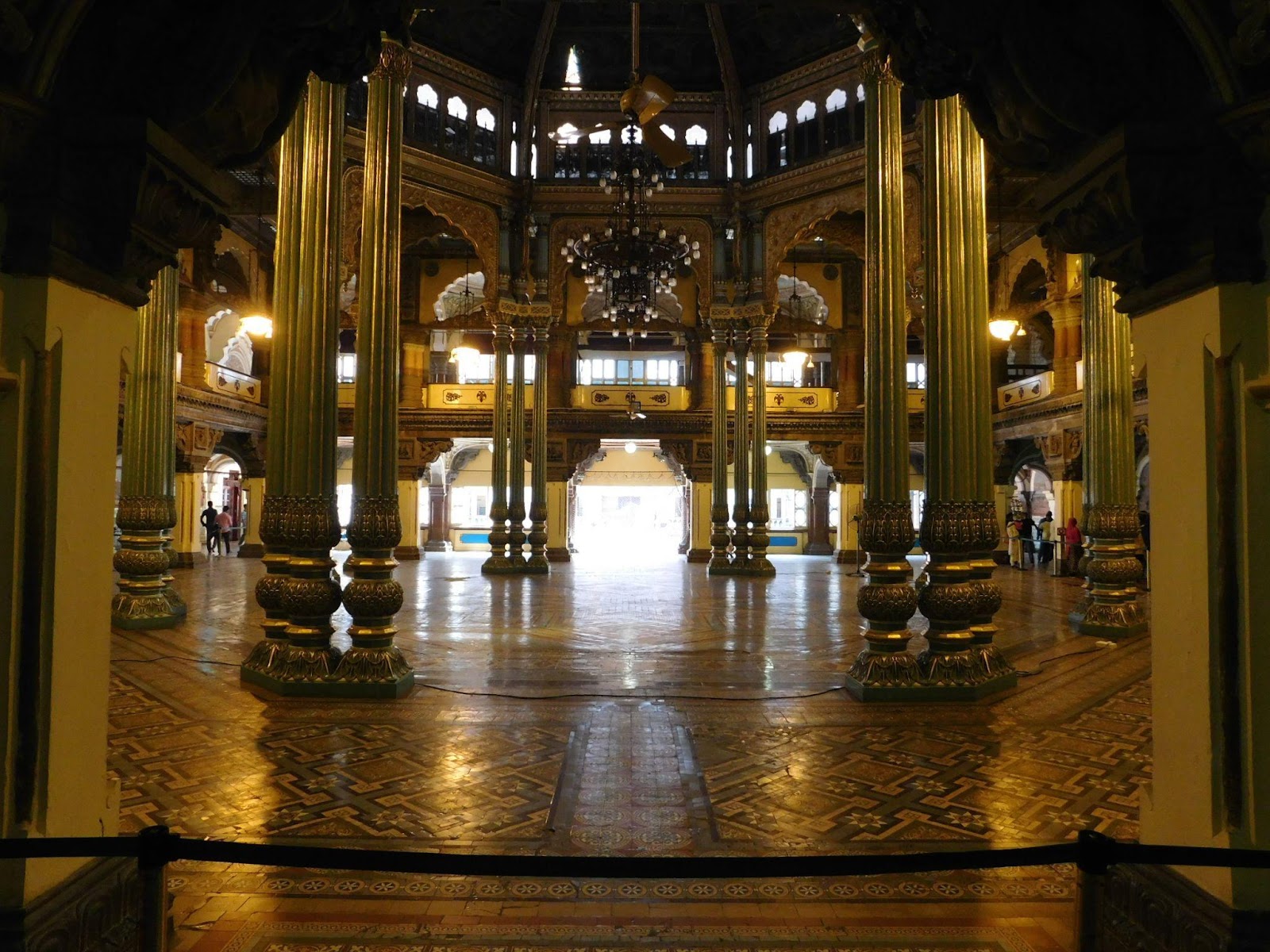 Alt: A picture of arches inside the palace supported by tall pillars.