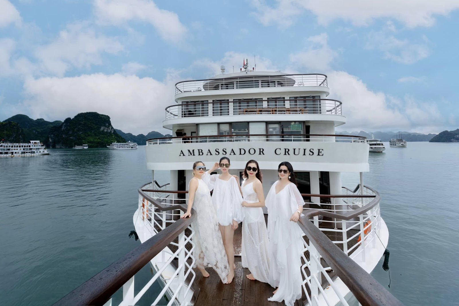 Khách hàng check in trên du thuyền Ambassador Cruise trong sự kiện Blue Sea tri ân khách hàng.