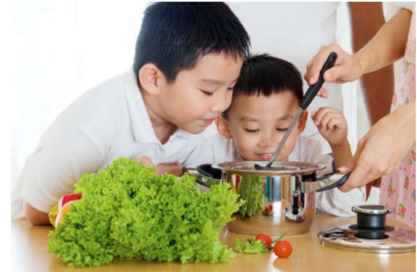 Dựa vào tháp dinh dưỡng cân đối cho trẻ mầm non để cung cấp cho trẻ những bữa ăn dinh dưỡng và ngon miệng