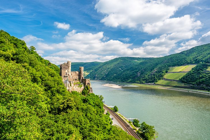 Tour du thuyền Châu Âu - Khung cảnh sông Rhine tươi mát, trong xanh và mang tới cảm giác bình yên