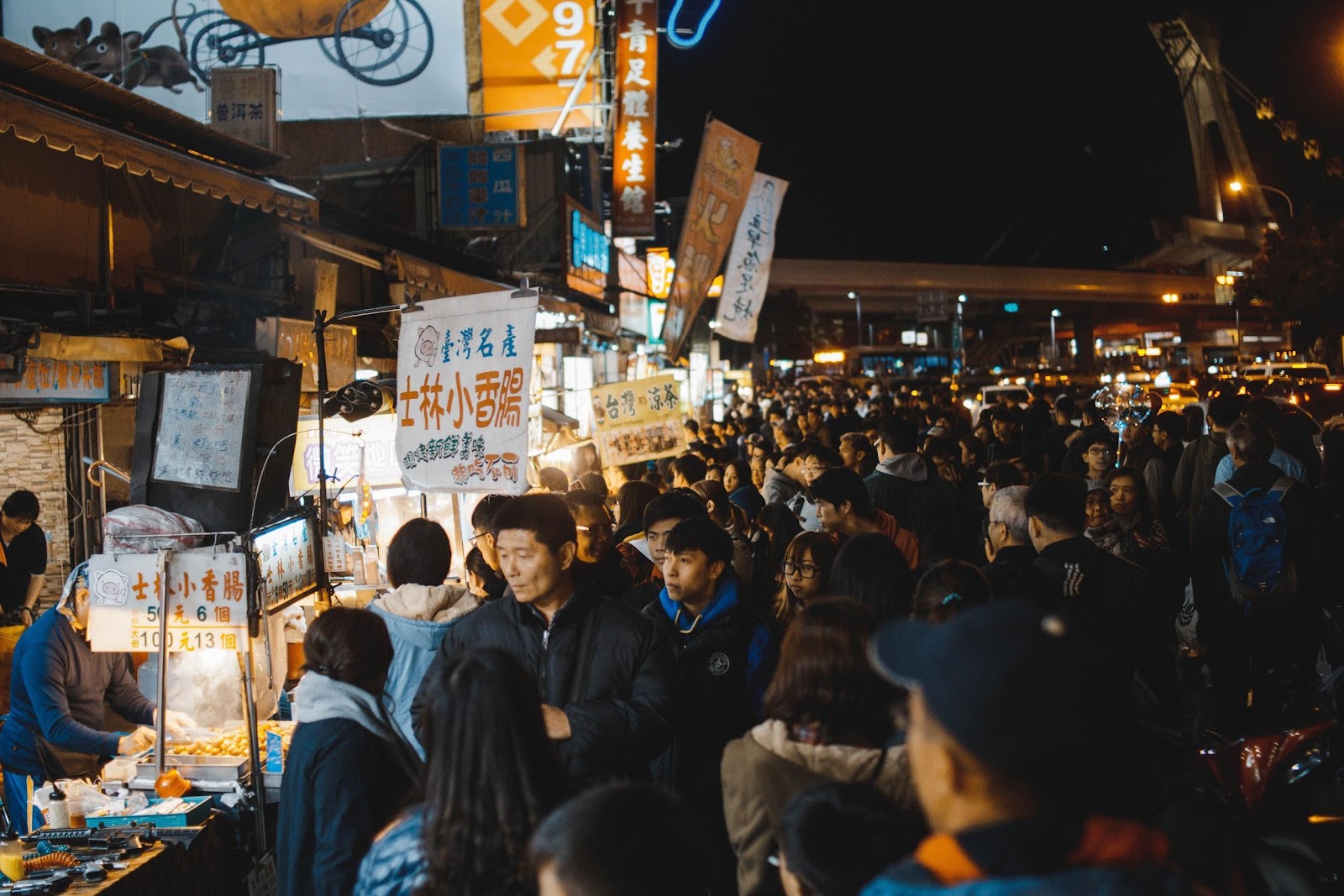 快閃台北第一站——士林夜市。夜市有很多開至凌晨的食店，價錢實惠又美味，是最佳醫肚的台北快閃行程。