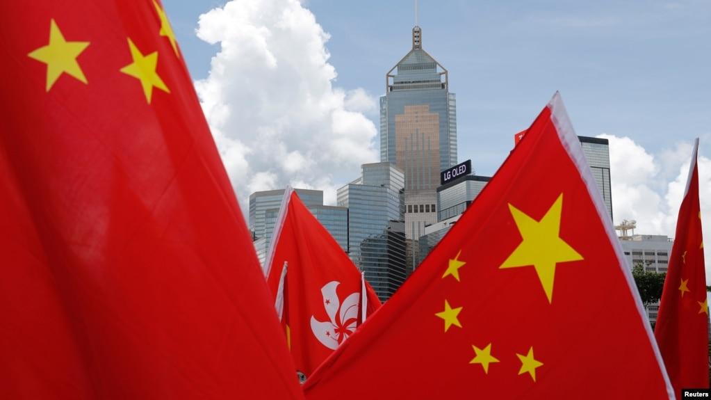 资料照:中国国旗与香港旗帜