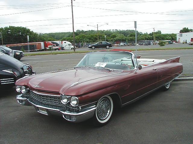 https://upload.wikimedia.org/wikipedia/commons/e/e6/Cadillac_at_car_show.jpg