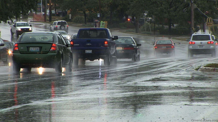 Bám đuôi khi trời mưa là lỗi nguy hiểm khi lái xe ô tô
