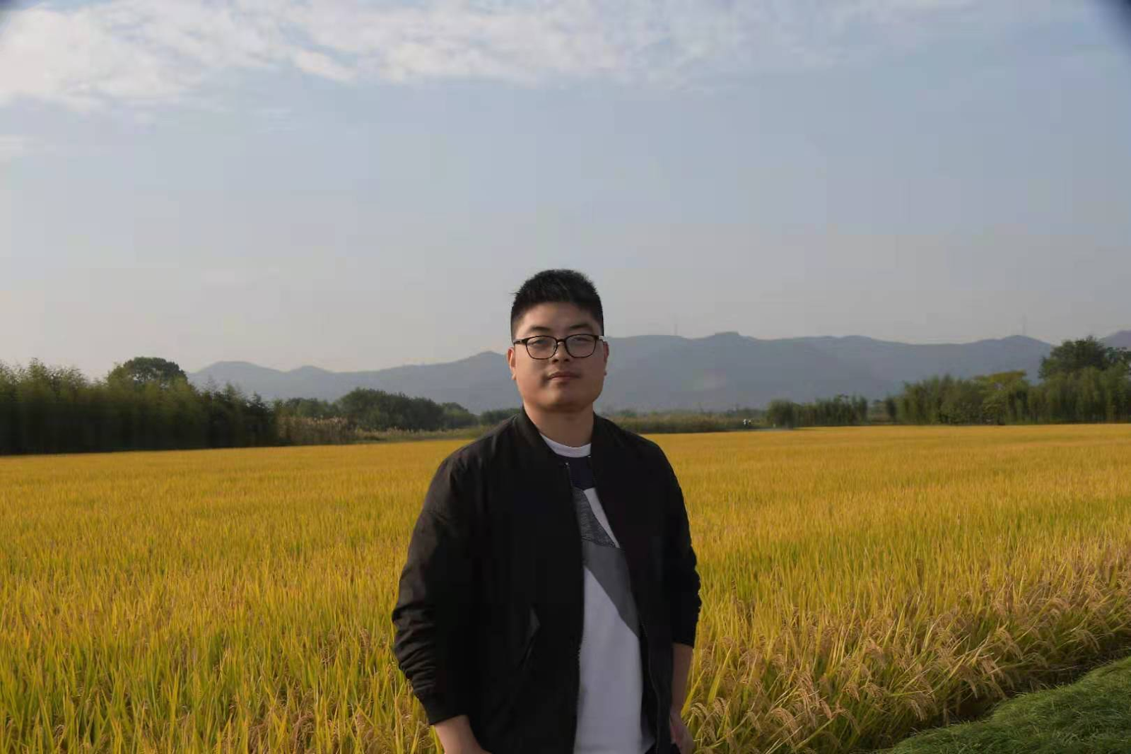 男人在草地上

描述已自动生成
