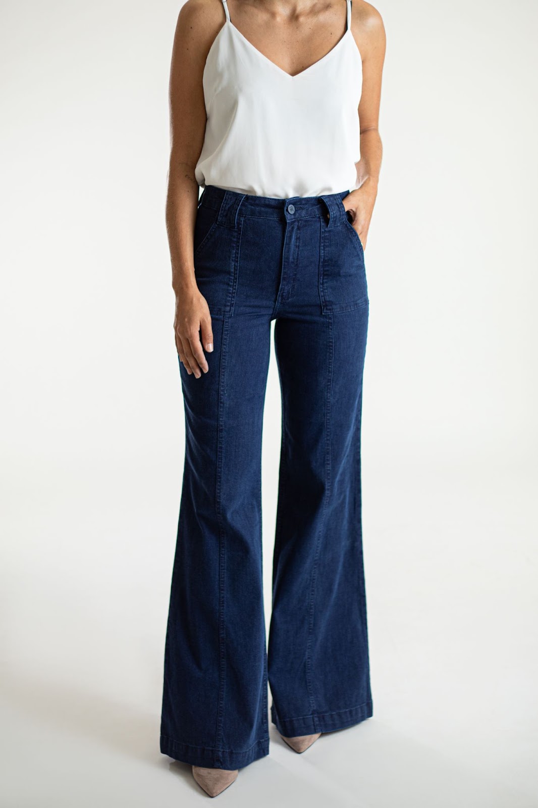 Que tipo de blusa combina com calça pantalona? - Dicas e tendências de calça  jeans para mulheres | Blog Santé Denim