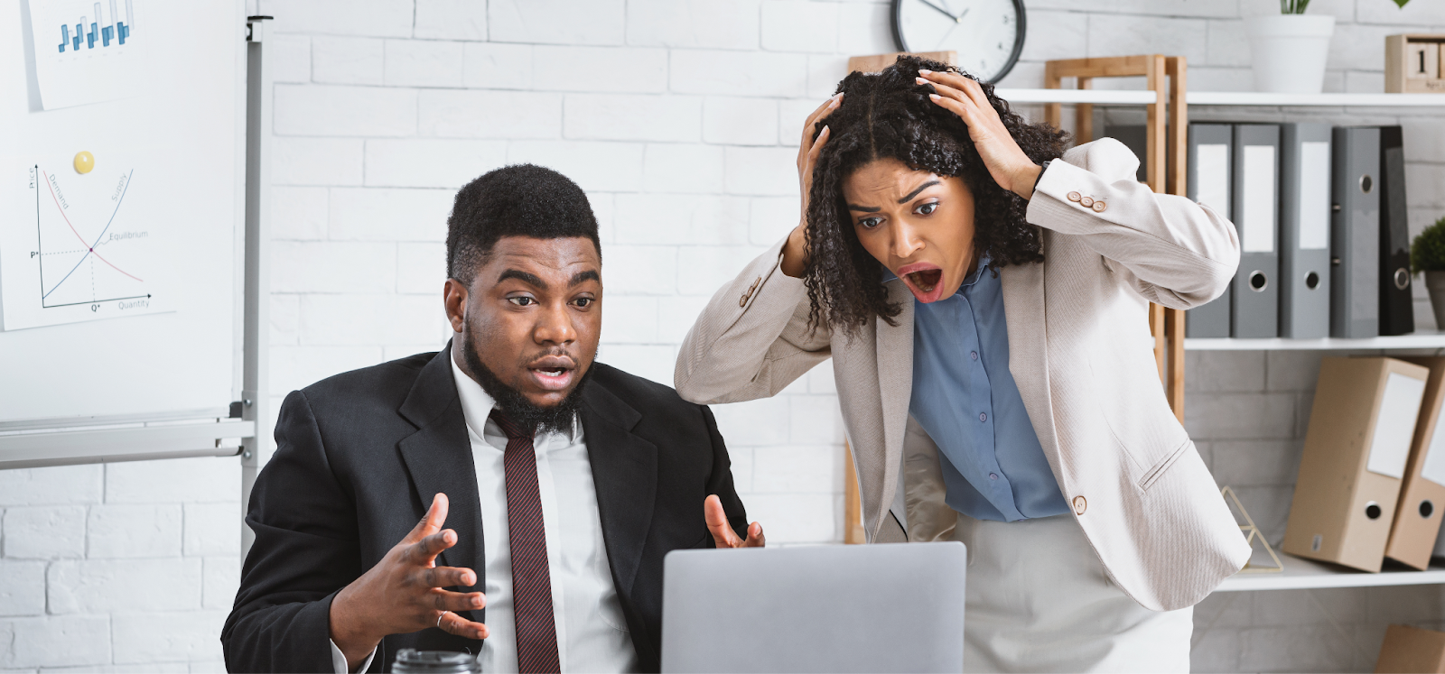 Seorang manager perempuan menggunakan jas coklat sedang kaget karena melihat karyawannya yang menatap ke arah laptop dengan smart tag gotap karena belum berhasil membangun kepercayan diri