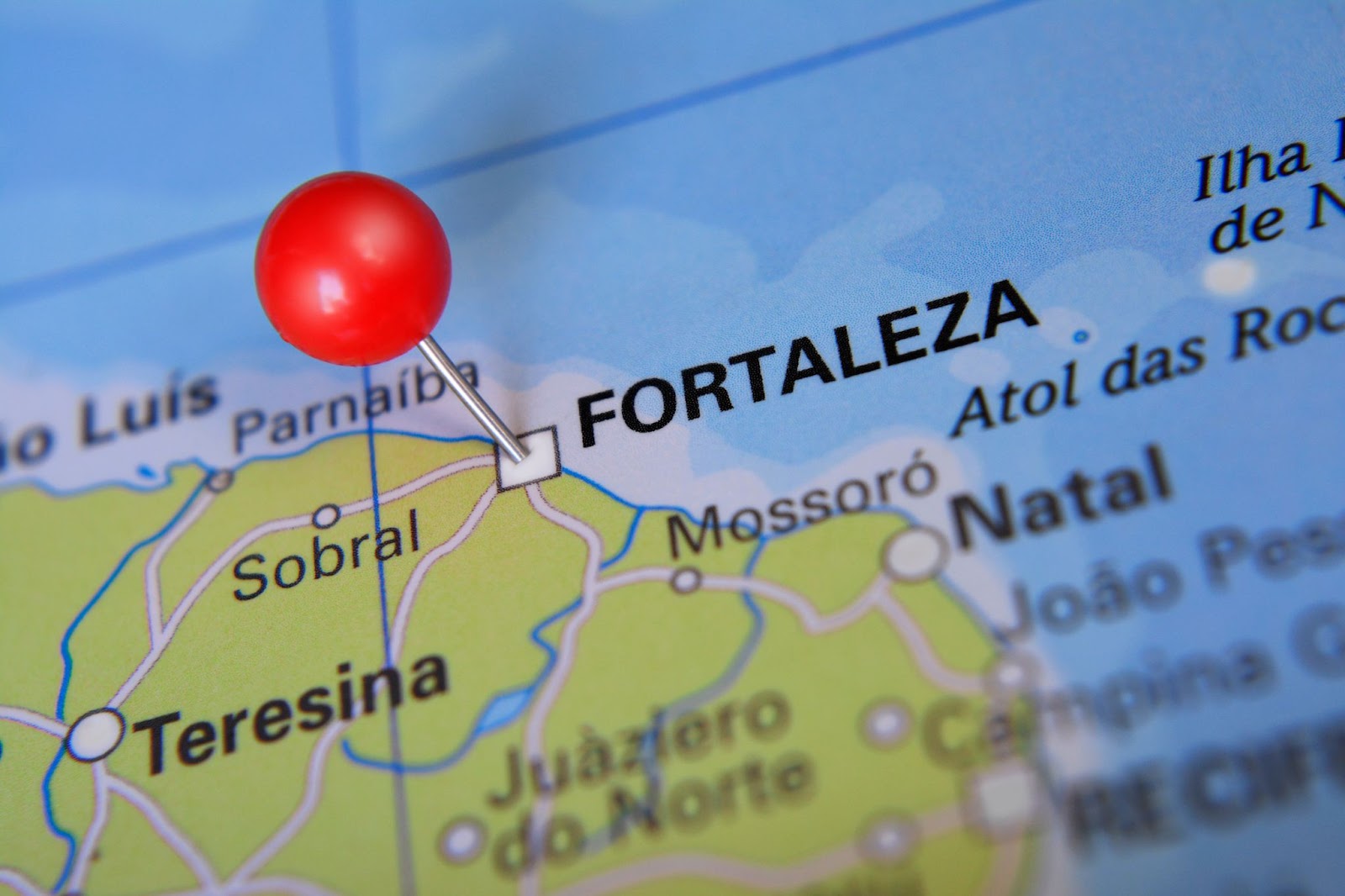 Alfinete marcando a localização de Fortaleza em um mapa colorido.