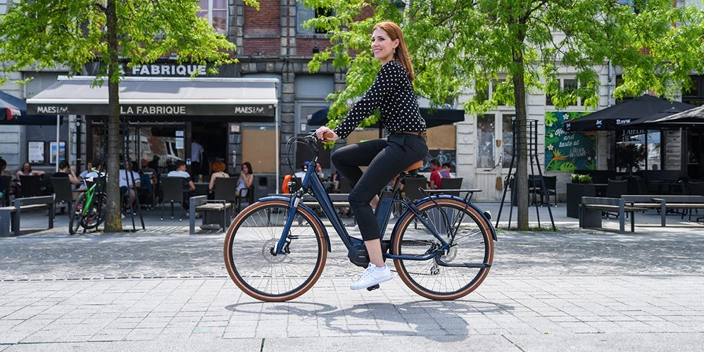 Une femme roule avec le vélo vélo O2Feel iVog City Up 3.1