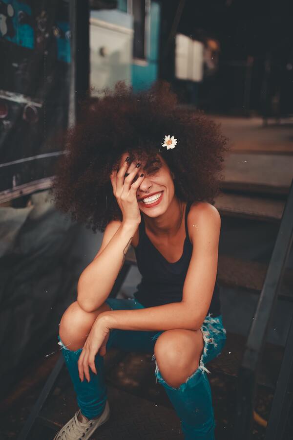 mulher negra com uma flor no cabelo