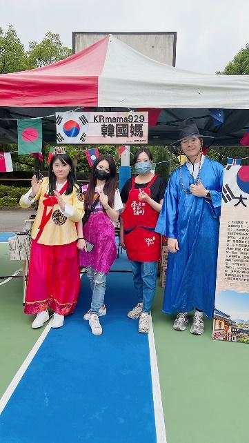 圖五：校友返校擔當韓國大使，推出韓國正宗辣炒年糕、魚板及韓國進口商品販售。