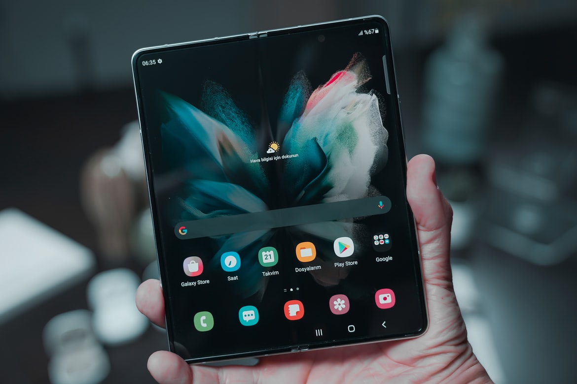 This image shows the display of the Samsung Galaxy Z Fold3 5G.