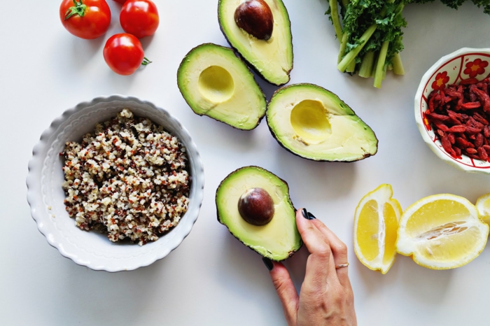 avocado, nüsse, zitrone, tomaten, petersilie, gojibeere, alles nötige für eine gesunde und richtige ernährung