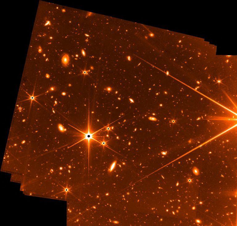 La NASA publica una imagen del espacio profundo del telescopio James Webb, un instrumento tan potente que puede remontarse a los orígenes del universo. Las primeras imágenes completamente formadas se publicarán el 12 de julio, pero la NASA proporcionó una foto de prueba de ingeniería el 6 de julio, resultado de 72 exposiciones durante 32 horas, que muestra un conjunto de estrellas y galaxias lejanas.