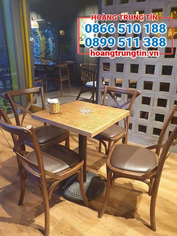 Bàn ghế gỗ nhỏ gọn cho không gian nhà hàng