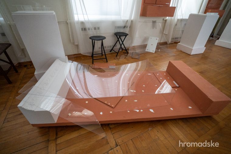 Розбиті вітрини краєзнавчого музею у Херсоні після пограбування російськими військовими