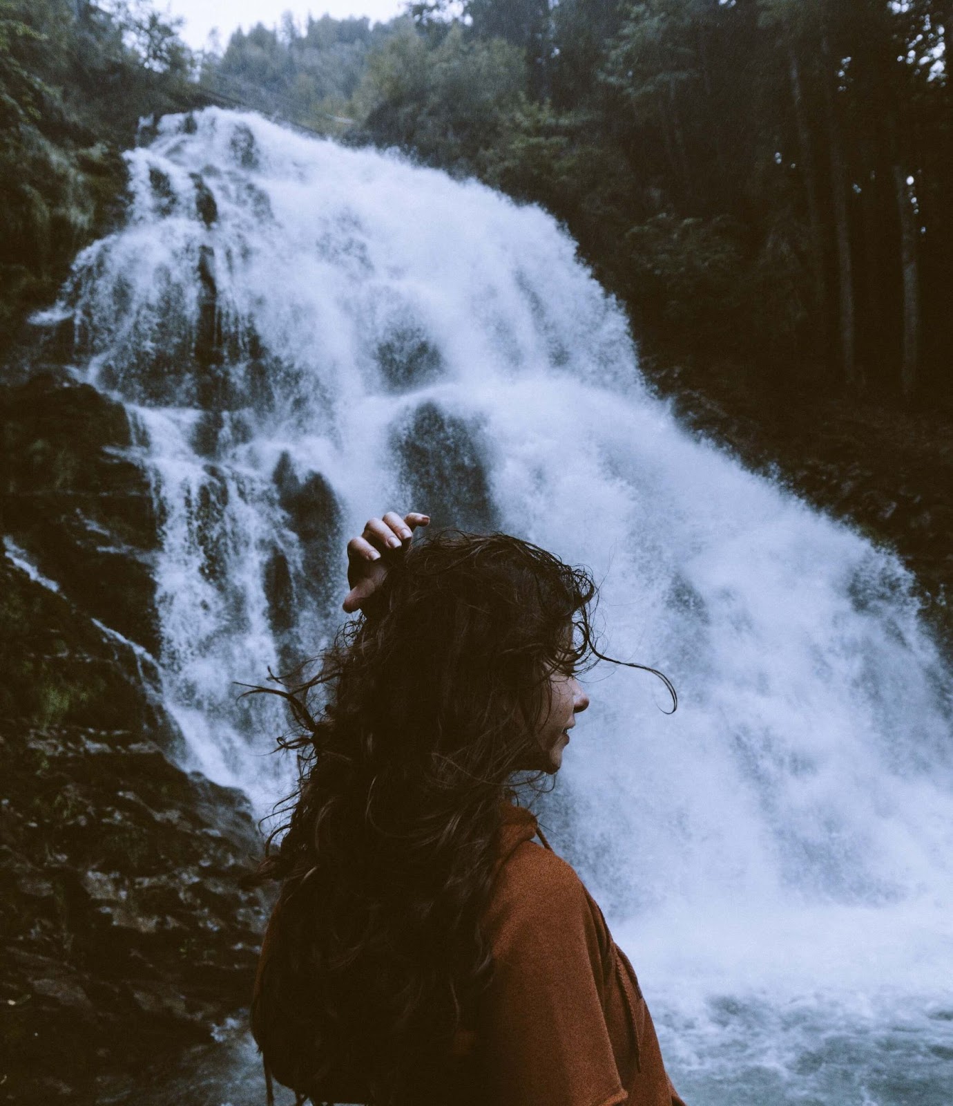 1 day in Interlaken, Giessbach Waterfalls, girl looking at waterfall