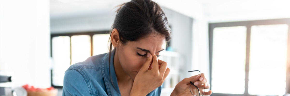 zvýšený kortizol v krvi pri unavenej žene z práce pri počítači