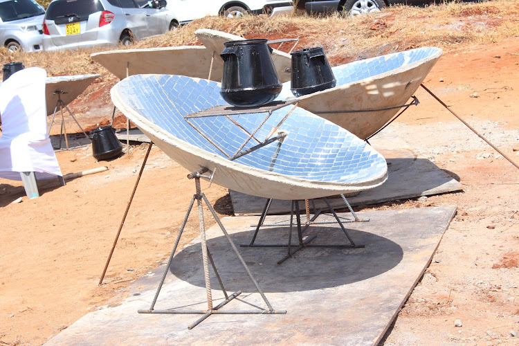 What is a solar cooker?