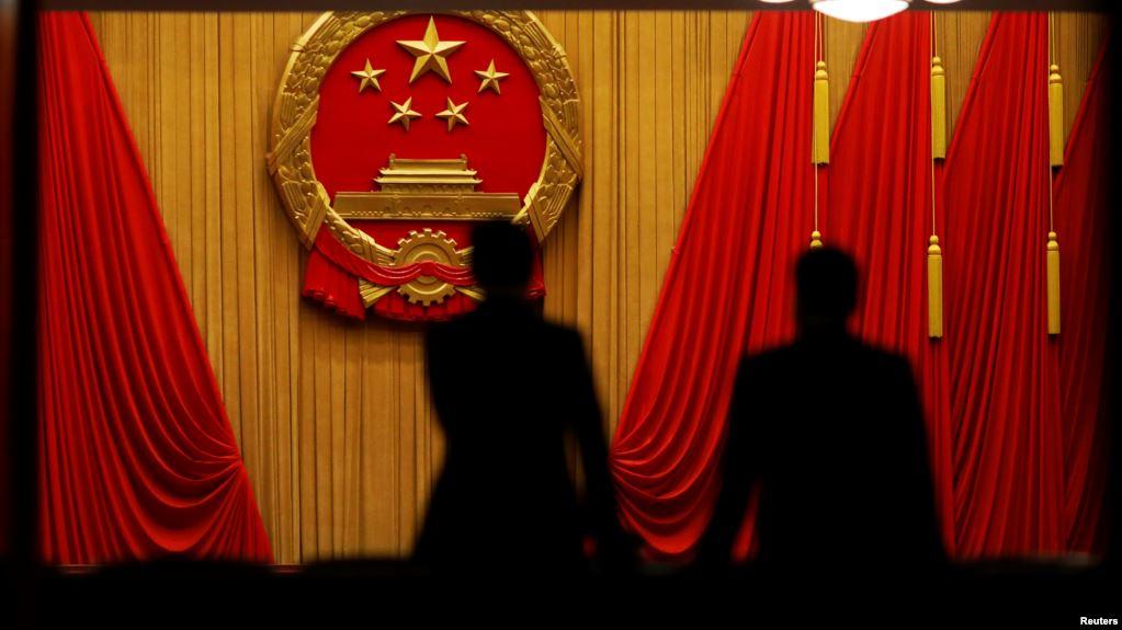 国人大代表抵达北京人大会堂参加表决修改宪法案的投票。（2018年3月11日）