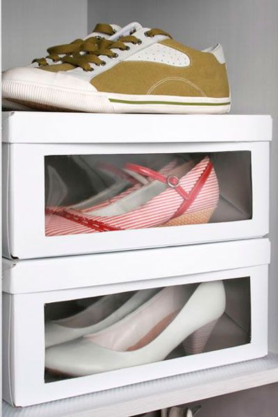 Caixas brancas com transparência lateral, uma forma prática de organizar sapatos.