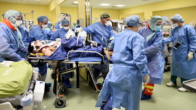 Các bác sĩ chữa trị cho bệnh nhân COVID-19 trong khu chăm sóc đặc biệt ở bệnh viện tại Milan /// Reuters