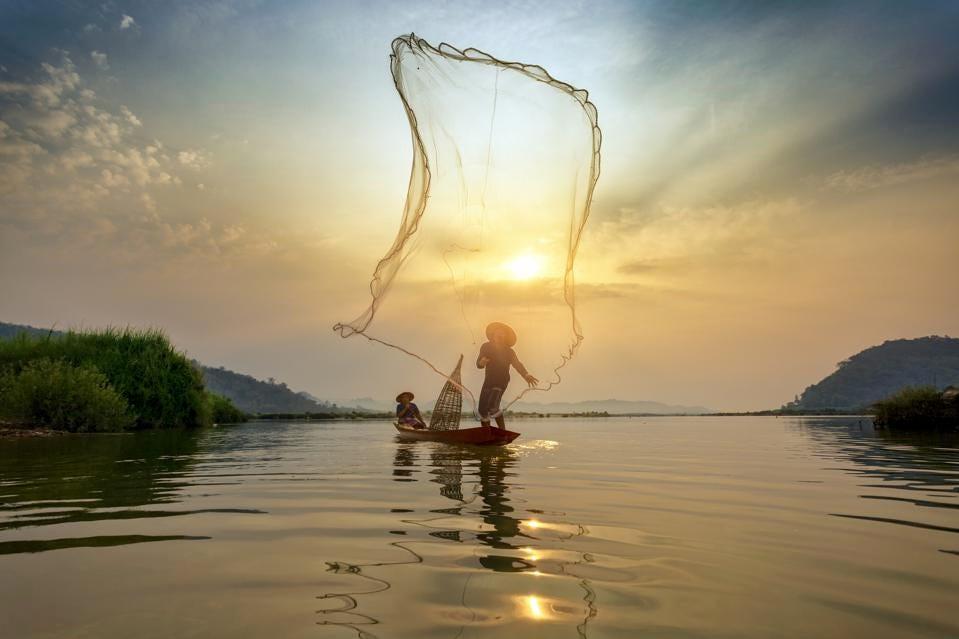 Fishermans throwing fishing net