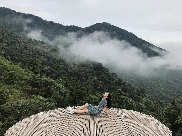 Chiếc cầu được đan bằng tre vắt ngang giữa trời là điểm hấp dẫn đông đảo khách tham quan đến check-in