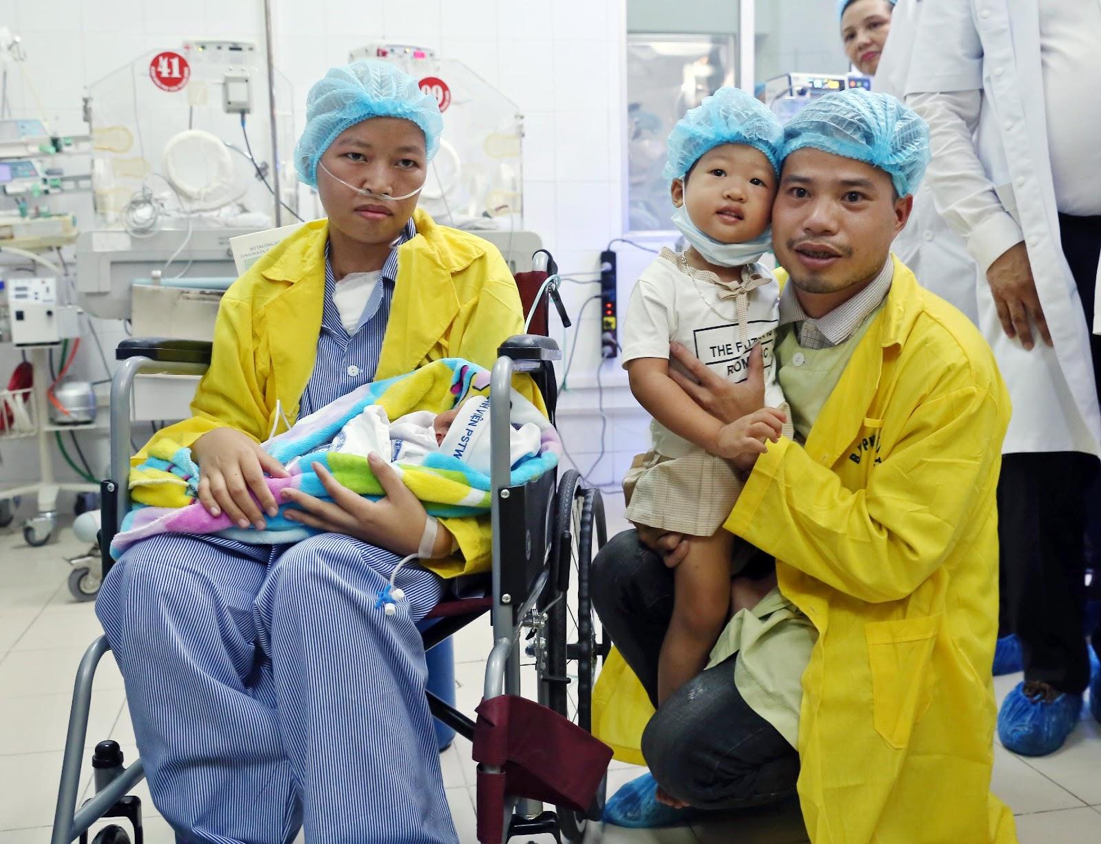 Gia đình chị Liên quây quần bên nhau tại Trung tâm Chăm sóc và điều trị trẻ sơ sinh ở bệnh viện Phụ sản Trung ương. Ảnh: NVCC.