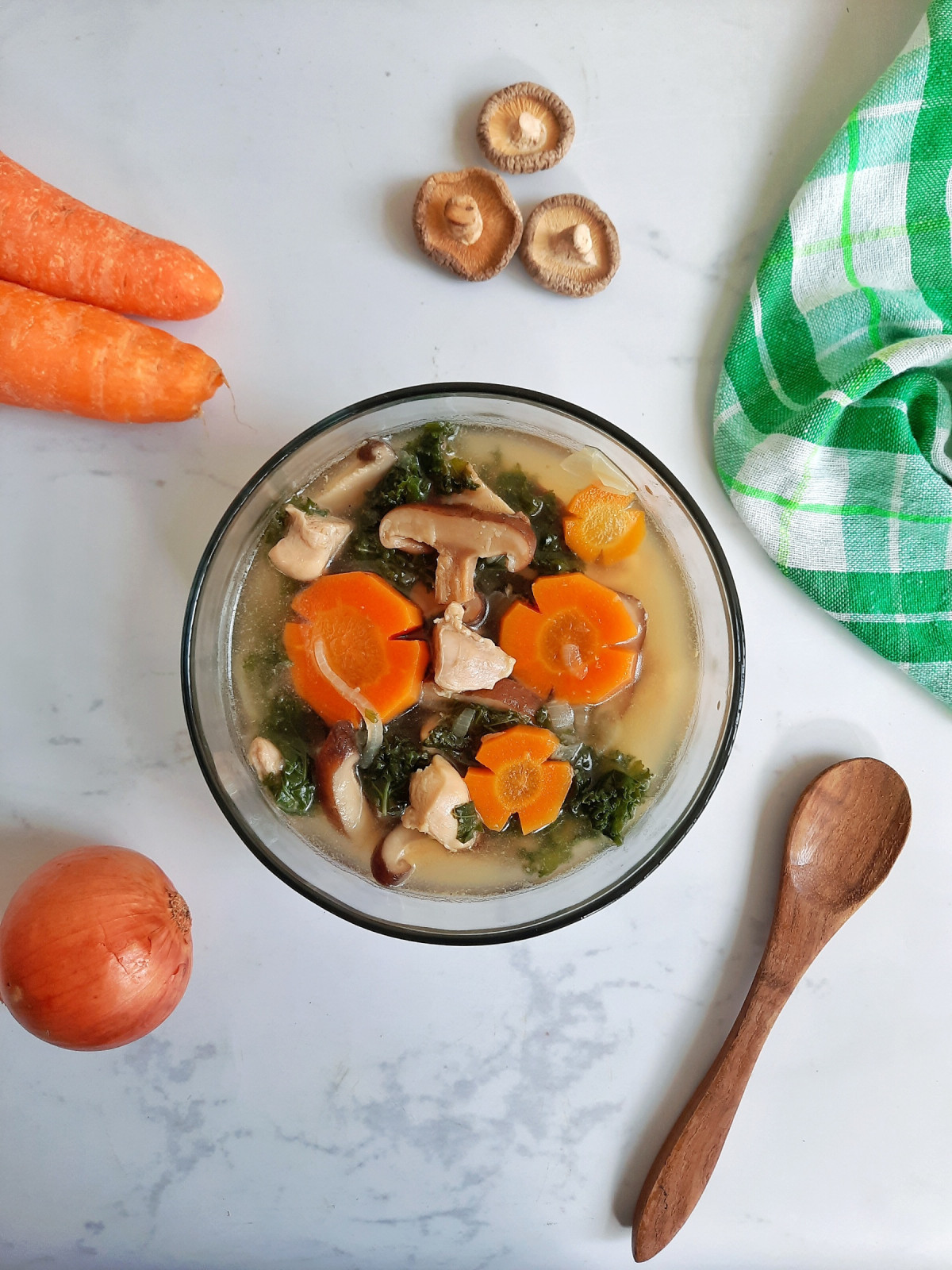 Immunity bowl terasaji dengan potongan wortel, jamur, sayuran hijau dan kuah kaldu
