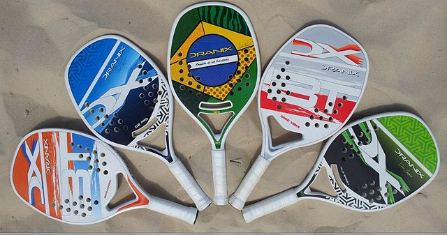 https://upload.wikimedia.org/wikipedia/commons/thumb/9/95/Raquetes_beach_tennis.jpg/640px-Raquetes_beach_tennis.jpg