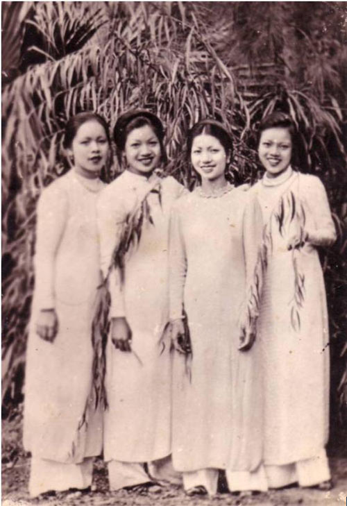 Phụ nữ Việt xưa thanh lịch trong tà áo dài truyền thống