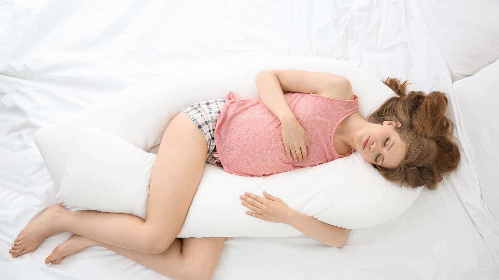 dormir con una almohada para embarazadas