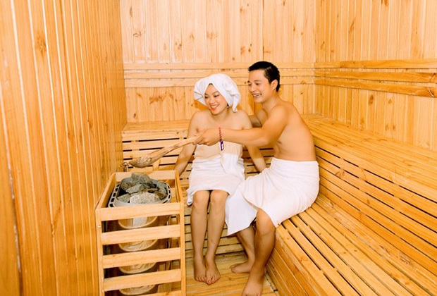 Biểu cảm thích thú của cặp đôi khi trải nghiệm xông hơi tại Sapphire Spa