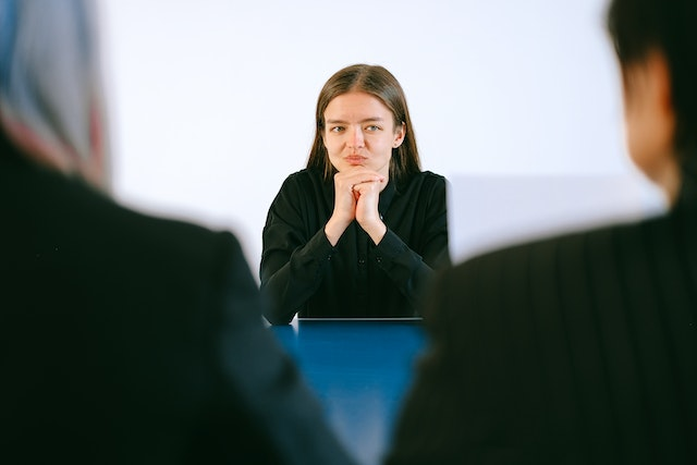 una ragazza davanti a due persone