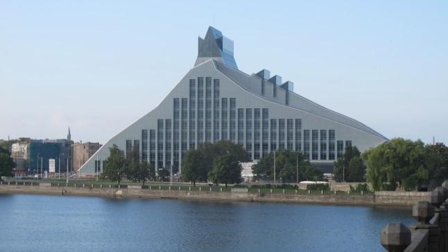 VALGUSLOSS: Daugava vasakul kaldal valminud Läti rahvus-raamatukogu uus hoone, mida kutsutakse valguslossiks. Ülehomme toimetatakse rahvusraamatukogu vanast hoonest raamatuid inimketi kaudu uude hoonesse.