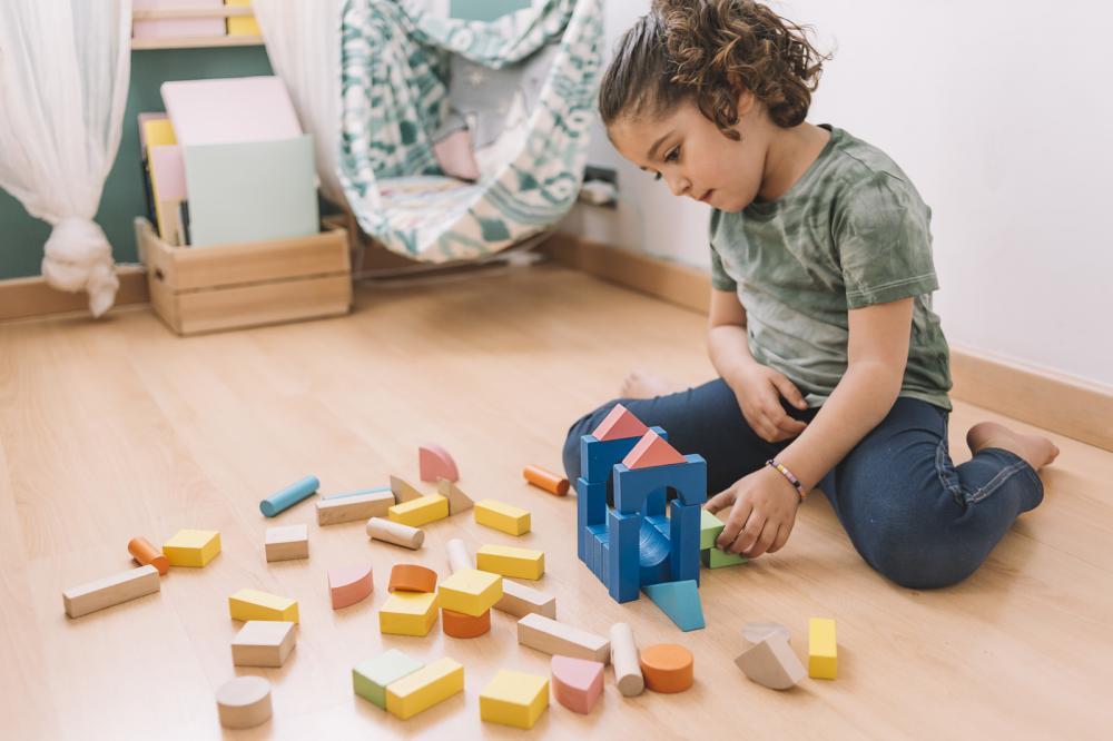 http://streaming.yayimages.com/images/photographer/raulmellado/7d9d9574d4260a7ebc5d26142aacb583/little-girl-playing-with-building-blocks.jpg