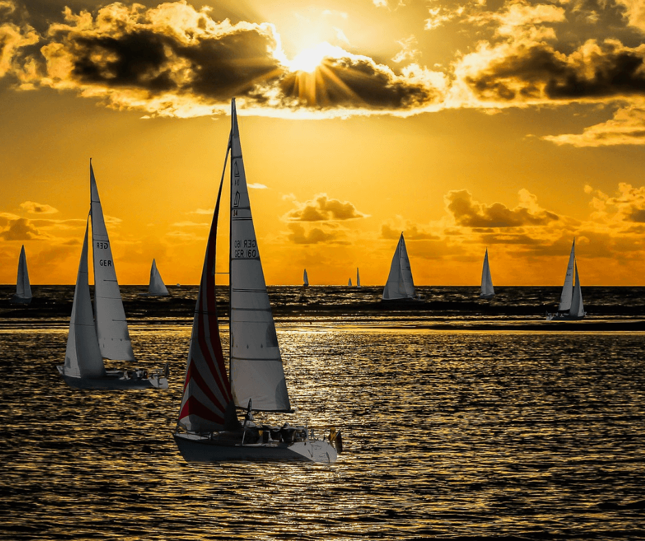 Segelboote bei Sonnenuntergang
