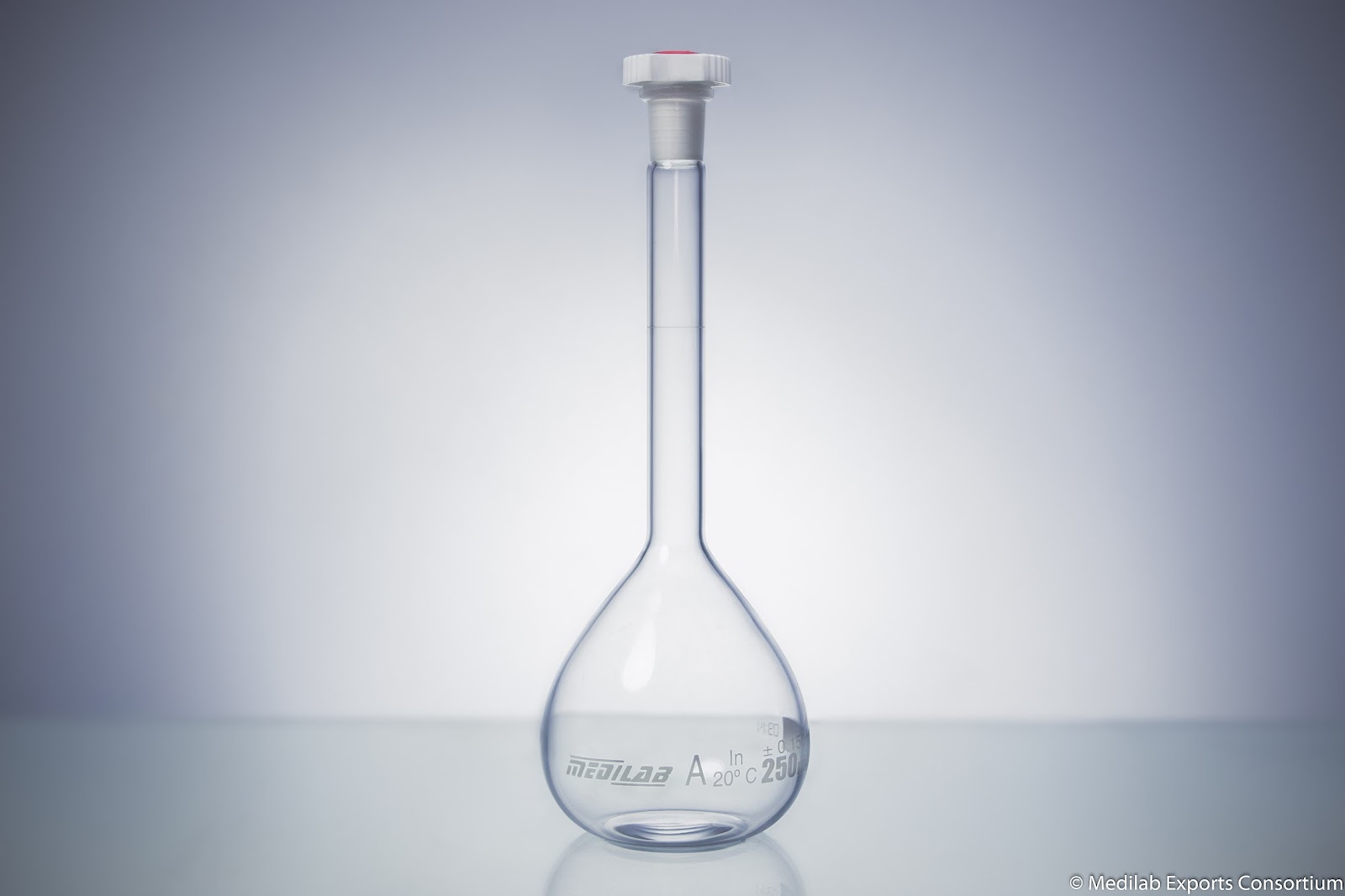 https://upload.wikimedia.org/wikipedia/commons/thumb/b/bd/Volumetric_Flask_250ml.jpg/2560px-Volumetric_Flask_250ml.jpg