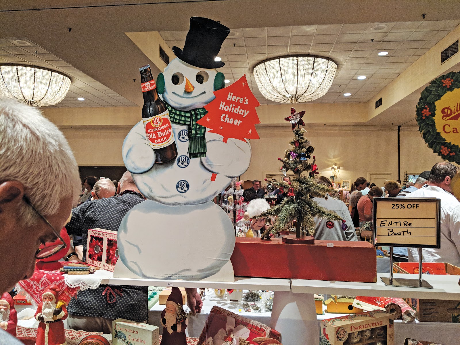 Salesroom of the 2018 Golden Glow Convention in Cincinnati, Ohio. Photo courtesy of The Golden Glow of Christmas Past.