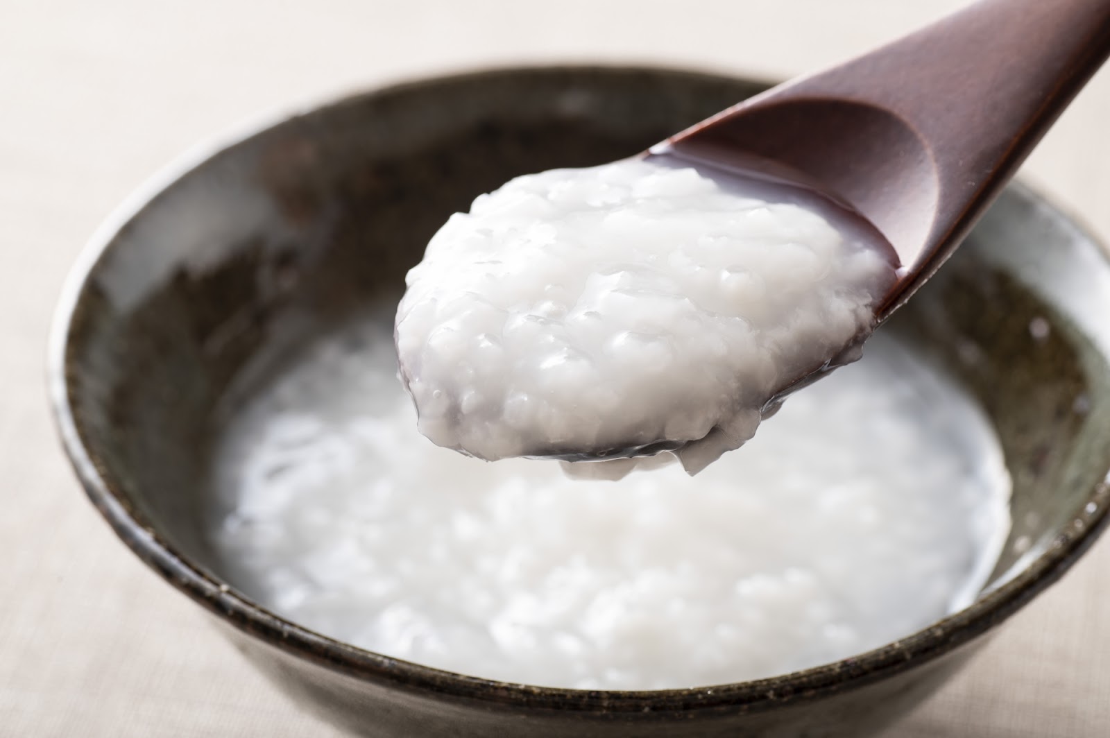 お粥とは生のお米を大量のお水で柔らかく炊いた料理
