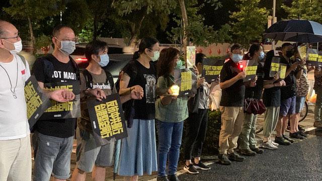 超过200人拉起百公尺人链撑香港。(记者 黄春梅摄)