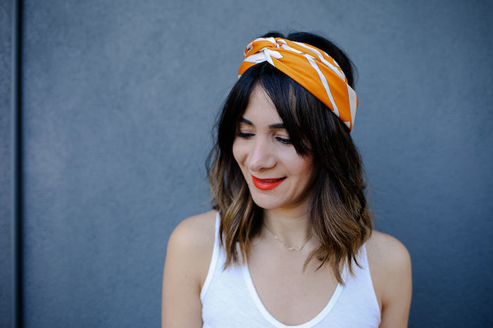 Bandana Frisuren zum Nachstylen, offene mittellange Haare, Haarband in Orange und Weiß 