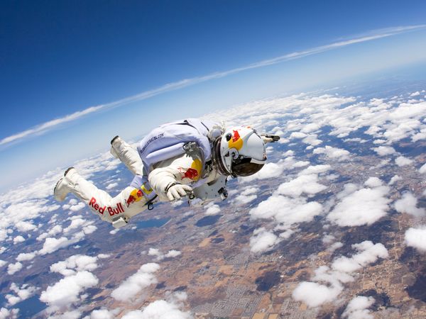 http://images.nationalgeographic.com/wpf/media-live/photos/000/258/cache/felix-baumgartner-stratos_25874_600x450.jpg